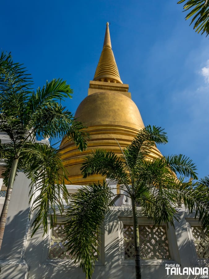 Pagoda en el templo Wat Bowonniwet en Bangkok