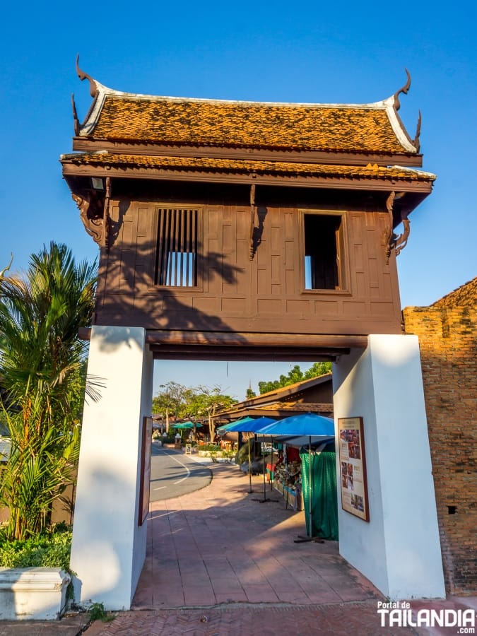 Puerta de acceso al santuario de Ancient Siam
