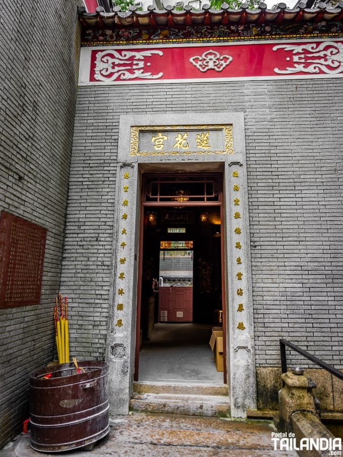 Puerta del santuario Lin Fa Kung en Hong Kong
