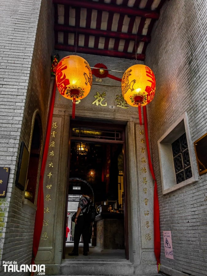 Puerta del templo Lin Fa Kung en Hong Kong