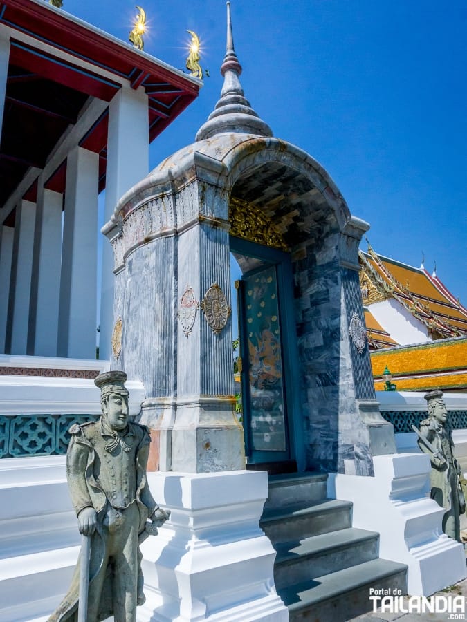 Recorreindo el templo Wat Suthat de Bangkok