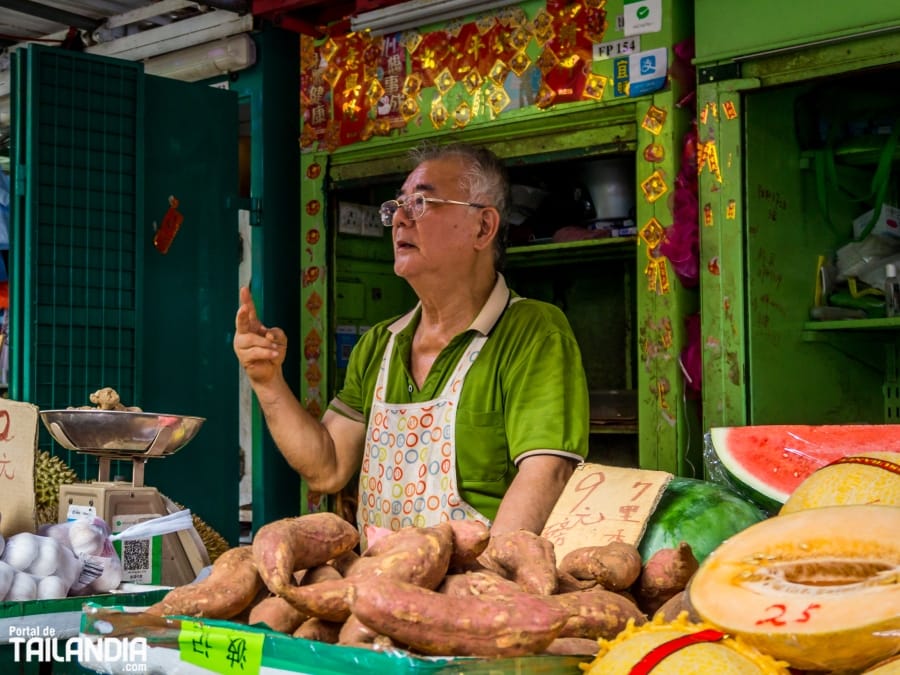 Recorriendo el merado de Yau Ma Tei en Hong Kong