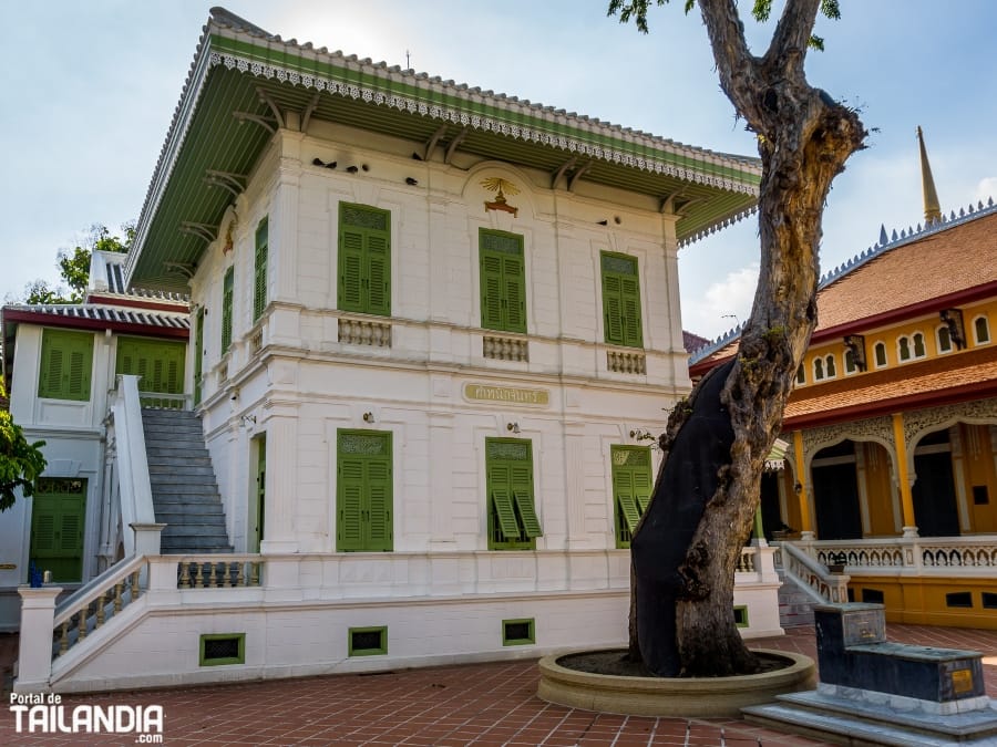 Recorriendo el templo Wat Bowonniwet de Bangkok