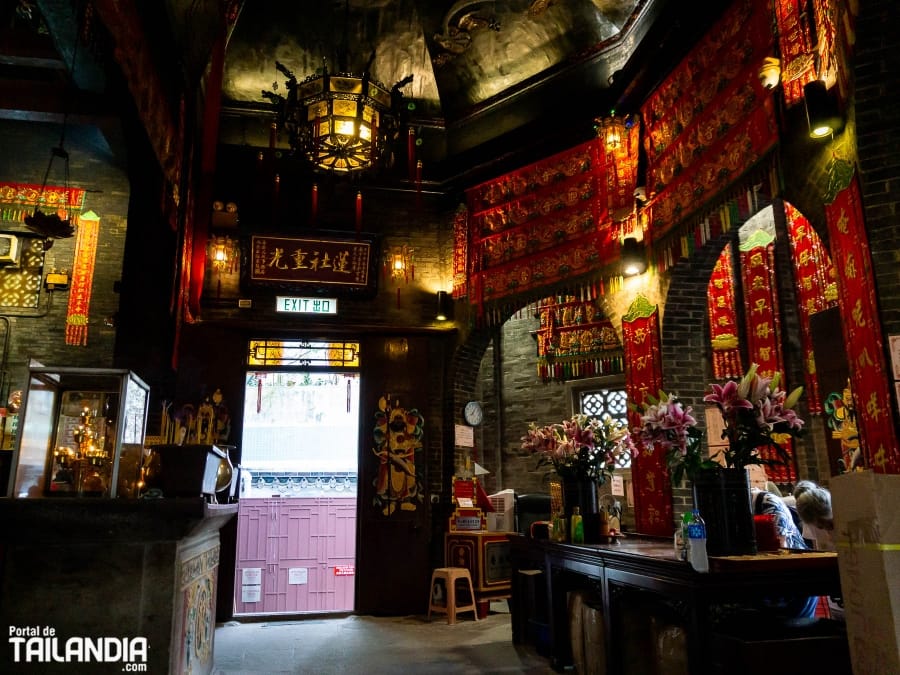 Rezando en el templo de Hong Kong