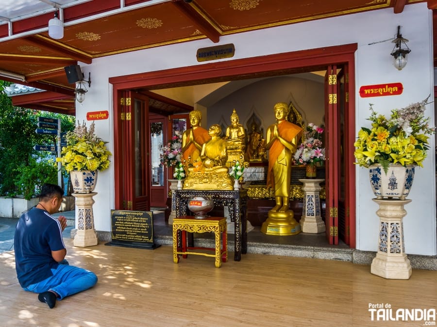 Rezando en los templos de Bangkok