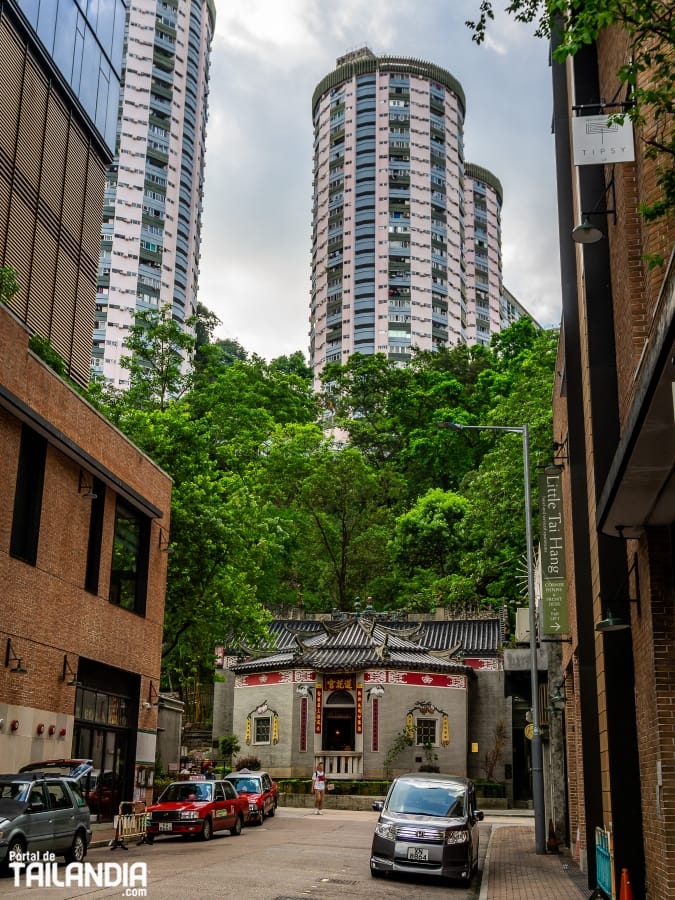 Templo Lin Fa Kung entre rascacielos de Hong Kong