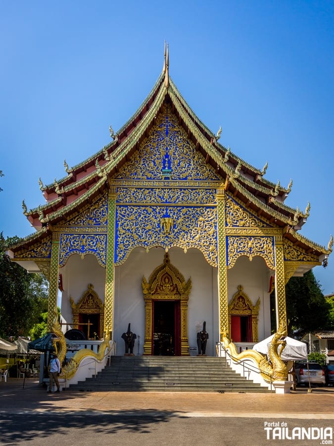 Accediendo al santuario de Chiang Mai en Santitham