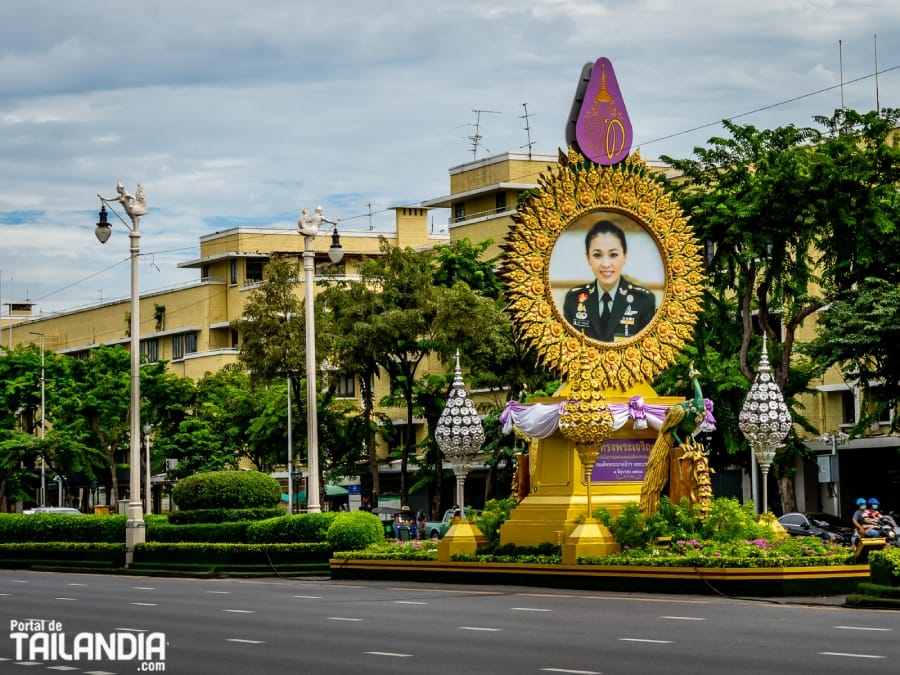 Avenida del monumento a la democracia en Bangkok