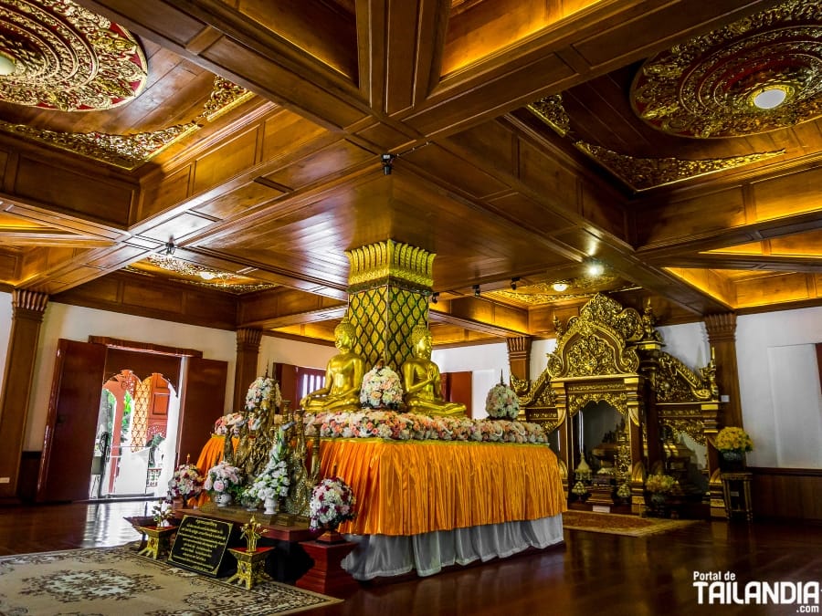 Budas del interior en templo Santitham
