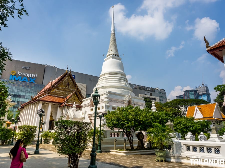 Buscando paz en el templo del centro de Bangkok