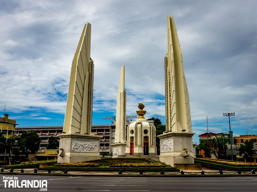 Contemplando el monumento a la democracia de Bangkok