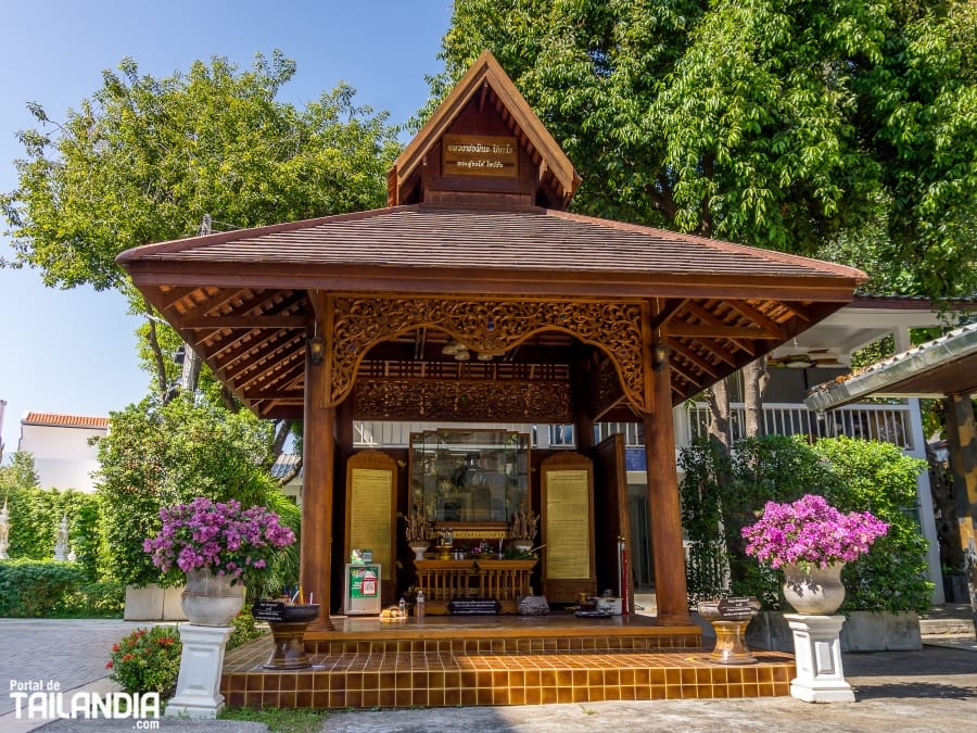 Explorando el Wat Santitham de Chiang Mai