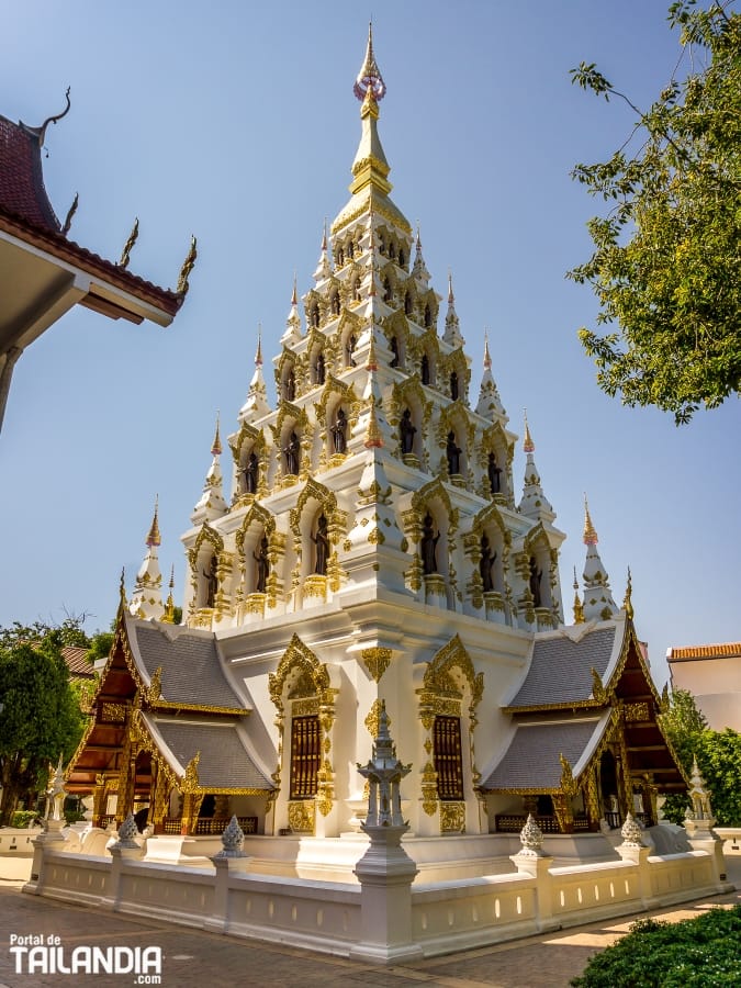 Explorando el Wat Santitham en Chiang Mai