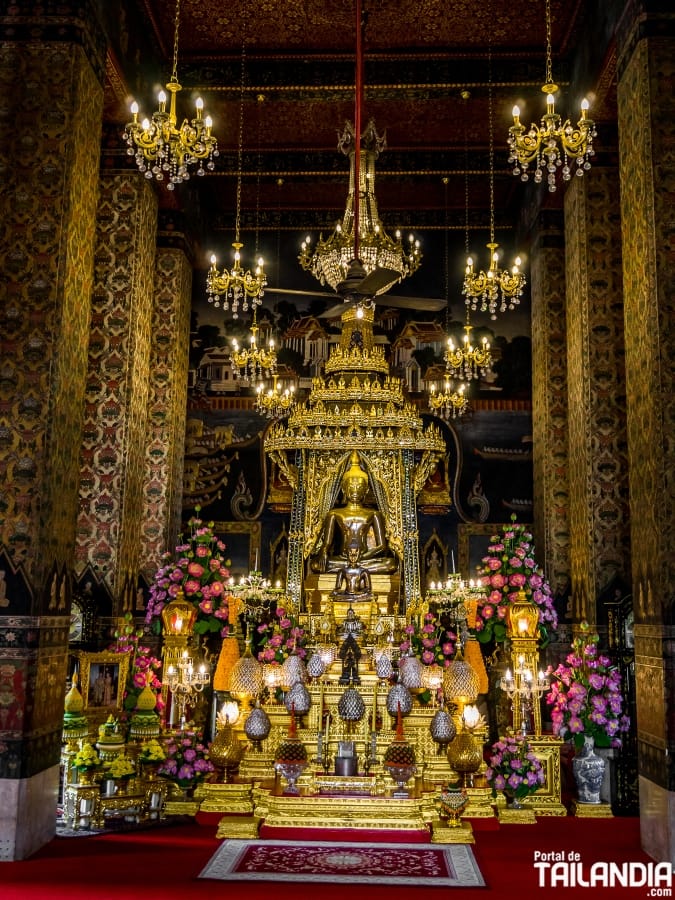 Interior del Wat Pathum Wanaram en Bangkok