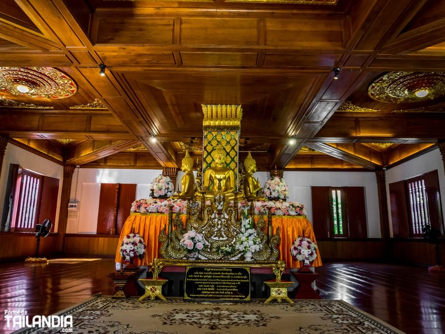 Interior del templo en Chiang Mai