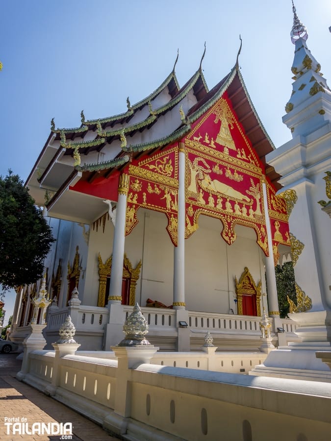 Recorriendo el Wat Santitham de Chiang Mai