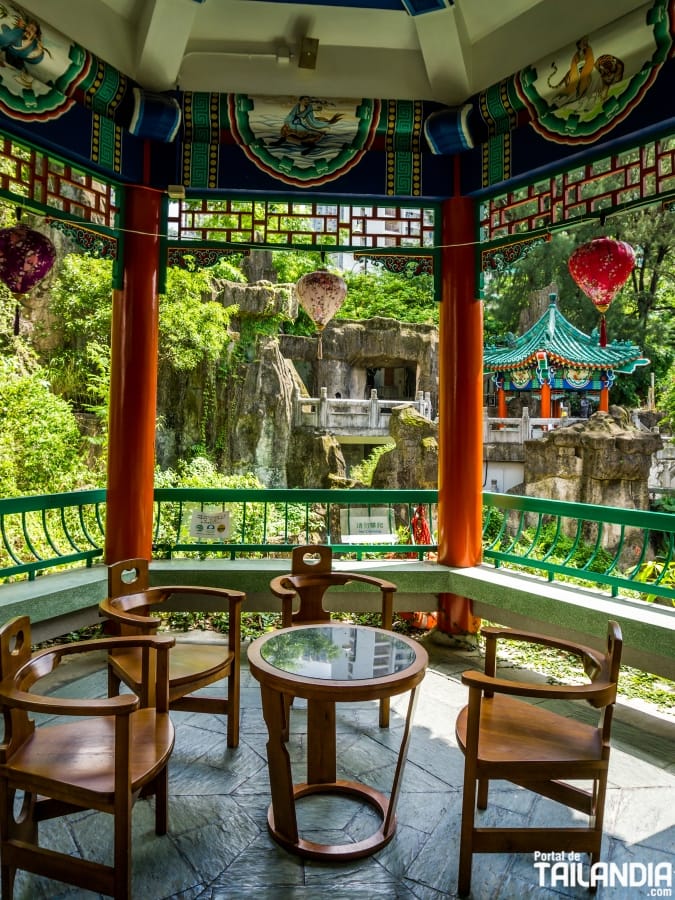 Sillas para tomar un te en el Good Wish Garden