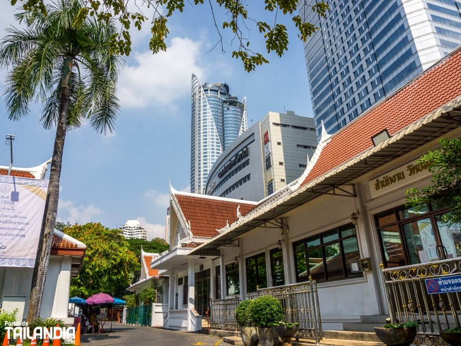 Visitando el un templo entre rascacielos en Bangkok