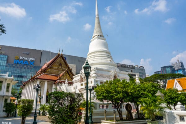 Wat Pathum Wanaram, un templo en centro de Bangkok Wat Pathum Wanaram, un templo en centro de Bangkok