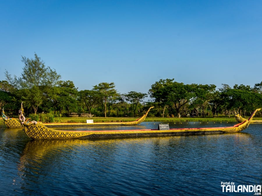 Contemplando las barcazas reales de Ancient Siam