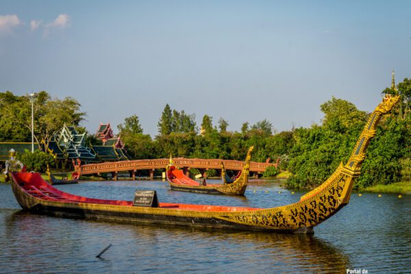 Procesión de barcazas reales en Ancient Siam