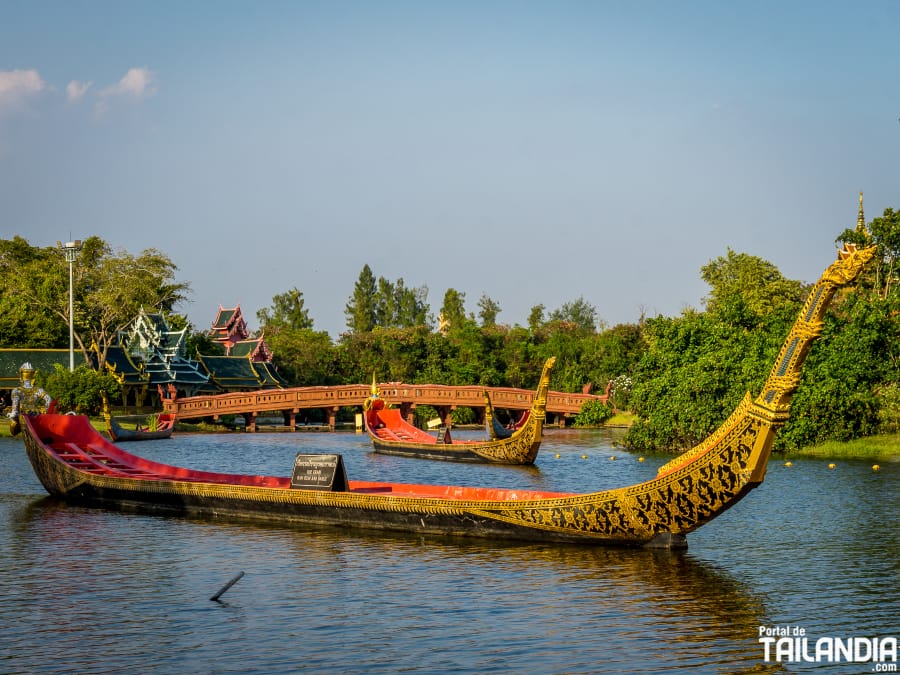 Procesión de barcazas reales en Ancient Siam