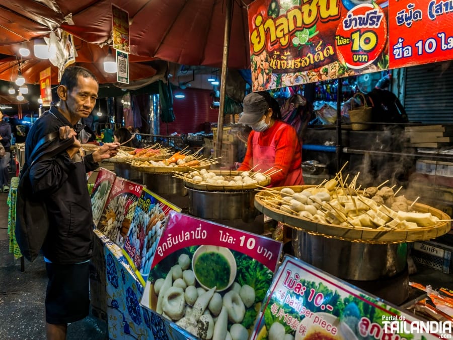 Ambiente nocturno y vida local en Warorot de Chiang Mai
