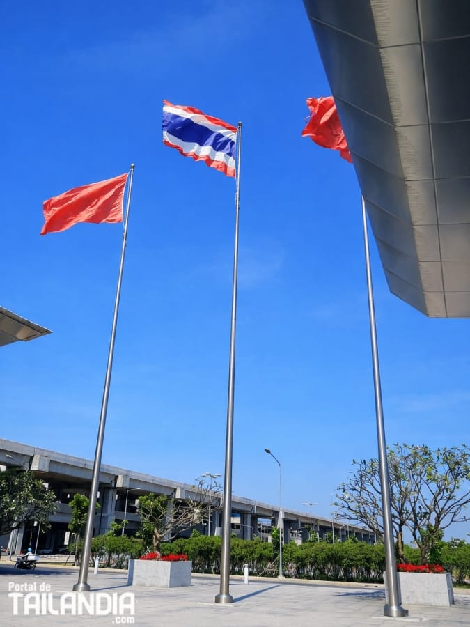 Banderas en la estación de tren Krung Thep Aphiwat