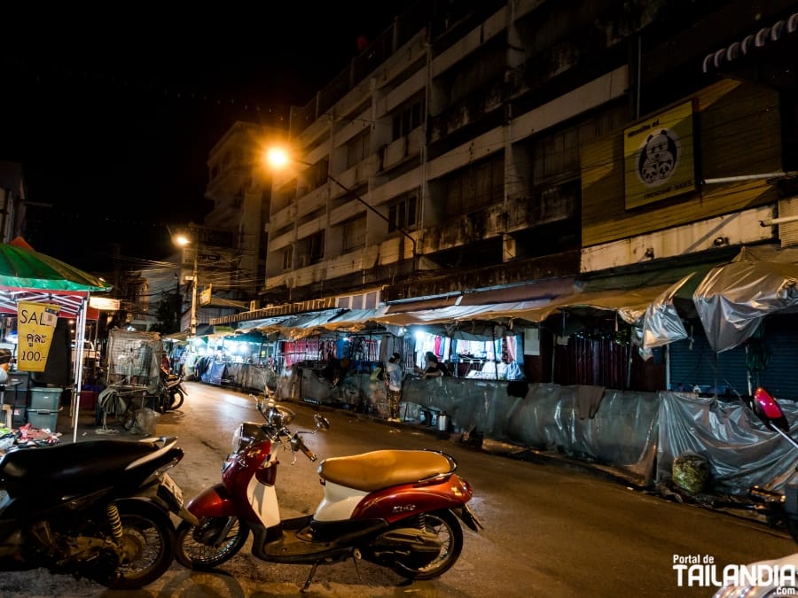 Callejeando por el Mercado Warorot de noche