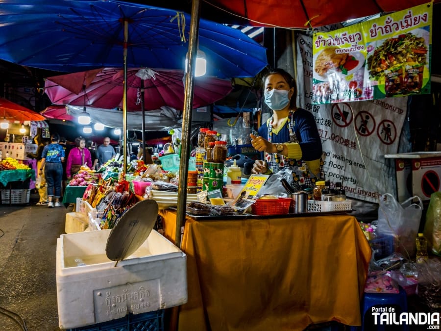 Comida callejera en mercado Warorot de noche de Chiang Mai
