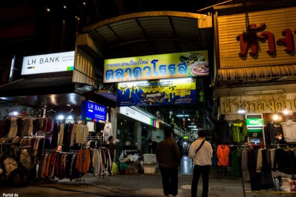 Mercado Warorot de noche en Chiang Mai
