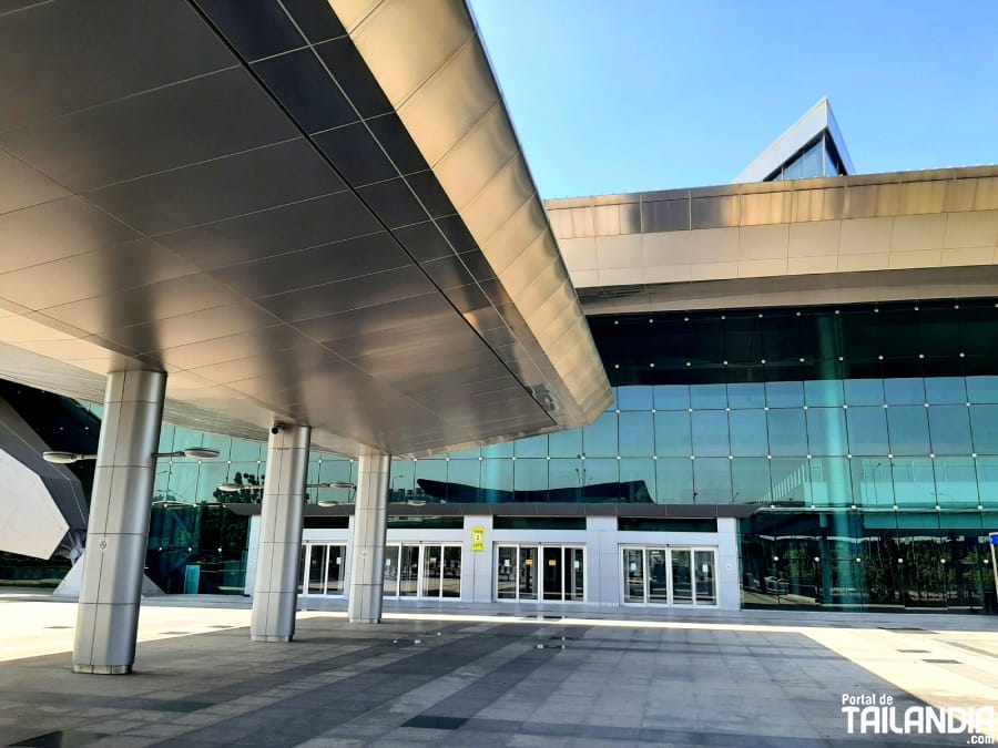 Recorriendo el recinto de la estación de Bangkok
