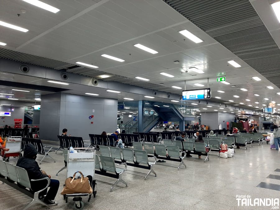 Sala de espera nueva estación de tren de Bangkok