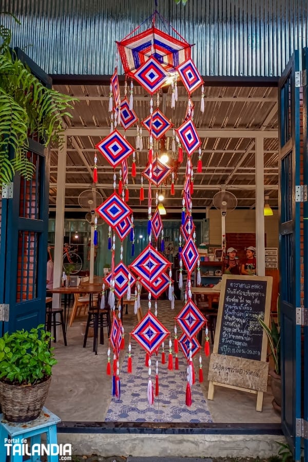 Visitando restaurante del norte de Tailandia en Bangkok