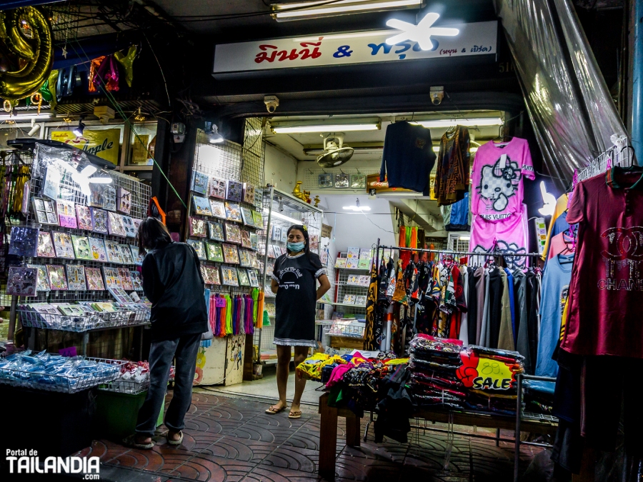 Tiendas en Sampeng Market de noche Bangkok