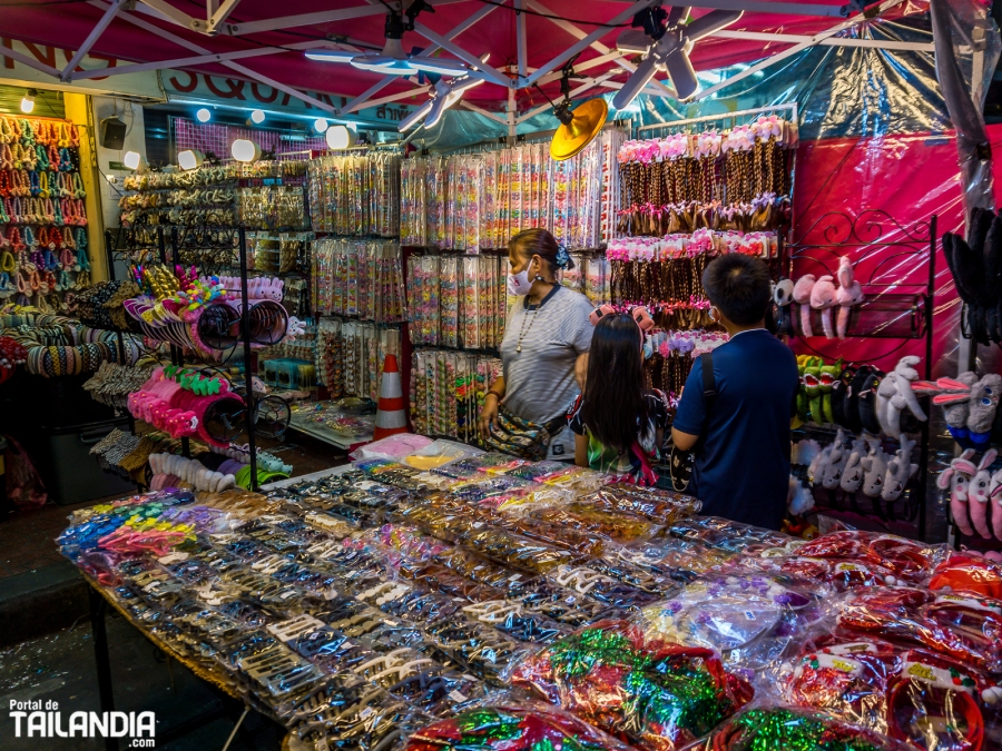 Tiendas y paradas Sampeng Market de noche